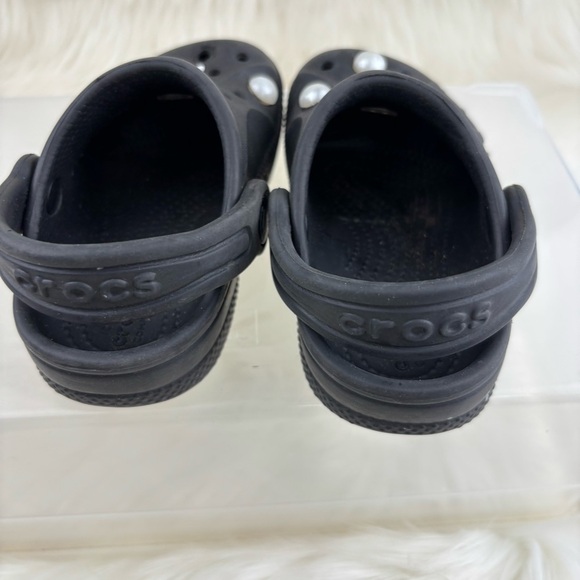 CROCS Black and White Water Shoes with Daisy Accents - Picture 4 of 9